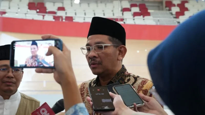 Direktur Jenderal Bimas Islam Kemenag RI, Abu Rokhmad didampingi Direktur Pemberdayaan Zakat dan Wakaf Kemenag, Waryono Abdul Ghafur memberikan keterangan pers, Kamis (12/3/2026). (Foto: Kemenag)