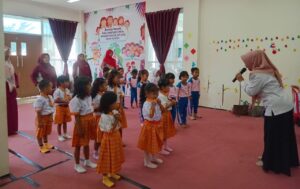 Anak usia dini saat mengikuti belajar sambil bermain.