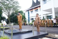 Bupati Tanah Datar Eka Putra memimpin apel gabungan ASN dan non-ASN di halaman kantor bupati setempat, Senin (30/3/2026). (Foto: Prokopim Tanah Datar)