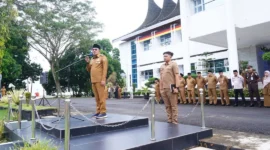 Bupati Tanah Datar Eka Putra memimpin apel gabungan ASN dan non-ASN di halaman kantor bupati setempat, Senin (30/3/2026). (Foto: Prokopim Tanah Datar)