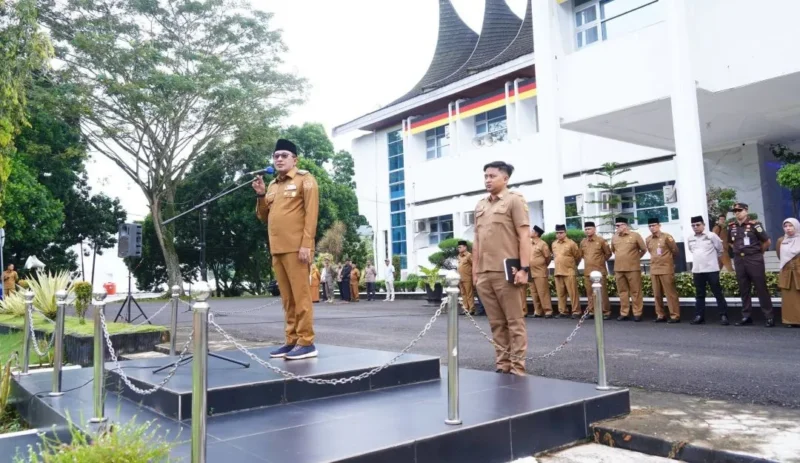 Bupati Tanah Datar Eka Putra memimpin apel gabungan ASN dan non-ASN di halaman kantor bupati setempat, Senin (30/3/2026). (Foto: Prokopim Tanah Datar)