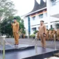 Bupati Tanah Datar Eka Putra memimpin apel gabungan ASN dan non-ASN di halaman kantor bupati setempat, Senin (30/3/2026). (Foto: Prokopim Tanah Datar)