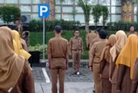 Asisten I Sekretariat Daerah Kota Padang, Tarmizi Ismail memimpin apel gabungan perdana pasca libur Lebaran di Balai Kota Padang, Senin (30/3/2026). (Foto: Diskominfo Padang)