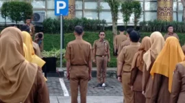 Asisten I Sekretariat Daerah Kota Padang, Tarmizi Ismail memimpin apel gabungan perdana pasca libur Lebaran di Balai Kota Padang, Senin (30/3/2026). (Foto: Diskominfo Padang)
