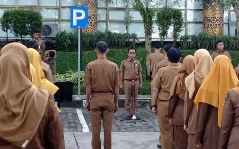Asisten I Sekretariat Daerah Kota Padang, Tarmizi Ismail memimpin apel gabungan perdana pasca libur Lebaran di Balai Kota Padang, Senin (30/3/2026). (Foto: Diskominfo Padang)