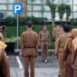 Asisten I Sekretariat Daerah Kota Padang, Tarmizi Ismail memimpin apel gabungan perdana pasca libur Lebaran di Balai Kota Padang, Senin (30/3/2026). (Foto: Diskominfo Padang)