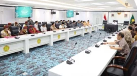 Menteri Pertanian Andi Amran Sulaiman saat menerima audiensi sejumlah organisasi mahasiswa dan pelajar di Kantor Kementerian Pertanian, Jakarta, Jumat (13/3/2026). (Foto: Kementan)