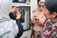 Petugas BBPOM di Padang mengambil sampil takjil jajanan berbuka puasa di kawasan Pasar Pusat Padang Panjang, Kamis (5/3/2026). (Foto: Kominfo Padang Panjang)