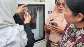 Petugas BBPOM di Padang mengambil sampil takjil jajanan berbuka puasa di kawasan Pasar Pusat Padang Panjang, Kamis (5/3/2026). (Foto: Kominfo Padang Panjang)