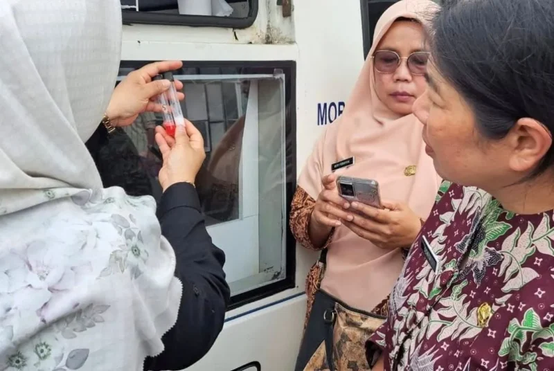 Petugas BBPOM di Padang mengambil sampil takjil jajanan berbuka puasa di kawasan Pasar Pusat Padang Panjang, Kamis (5/3/2026). (Foto: Kominfo Padang Panjang)