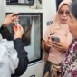 Petugas BBPOM di Padang mengambil sampil takjil jajanan berbuka puasa di kawasan Pasar Pusat Padang Panjang, Kamis (5/3/2026). (Foto: Kominfo Padang Panjang)