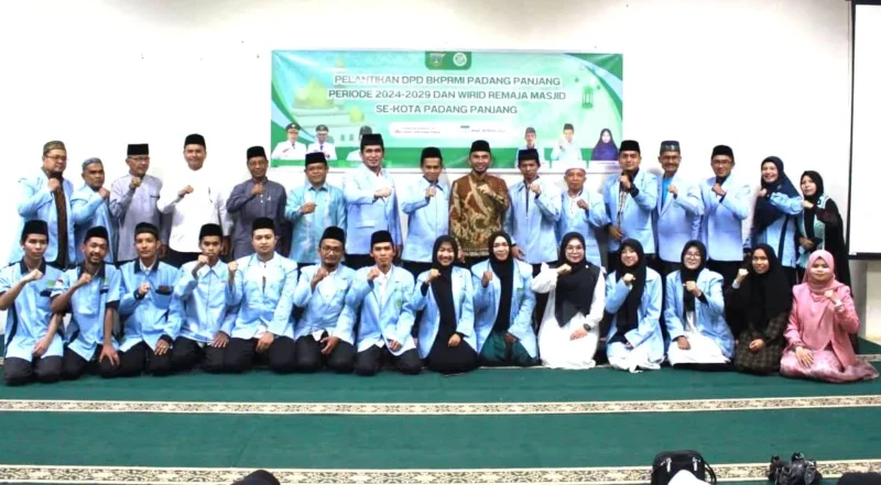 Wakil Wali Kota Padang Panjang, Allex Saputra menghadiri pelantikan DPD BKPRMI Padang Panjang periode 2025–2030 di Ruang MUI Masjid Agung Manarul 'Ilmi Islamic Centre, Minggu (8/3/2026). (Foto: Kominfo Padang Panjang)