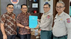 Bupati Padang Pariaman, John Kenedy Azis (JKA) melakukan audiensi dengan Sekretaris Utama BNPB, Rustian, di Graha BNPB, Jakarta, Senin (9/3/2026). (Foto: Diskominfo Padang Pariaman)