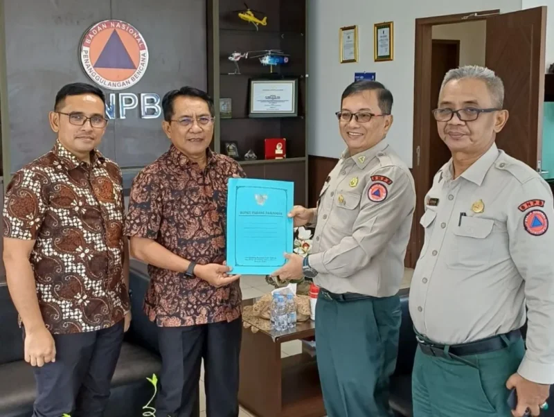 Bupati Padang Pariaman, John Kenedy Azis (JKA) melakukan audiensi dengan Sekretaris Utama BNPB, Rustian, di Graha BNPB, Jakarta, Senin (9/3/2026). (Foto: Diskominfo Padang Pariaman)