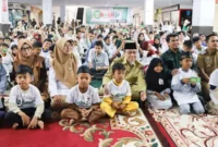 Wakil Wali Kota Padang Maigus Nasir menghadiri program Babayo (Balanjo Baju Rayo) yang digelar Lazis Mitra Ummat Madani Padang di Plaza Andalas, Senin (16/3/2026). (Foto: Prokopim Padang)
