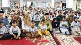 Wakil Wali Kota Padang Maigus Nasir menghadiri program Babayo (Balanjo Baju Rayo) yang digelar Lazis Mitra Ummat Madani Padang di Plaza Andalas, Senin (16/3/2026). (Foto: Prokopim Padang)