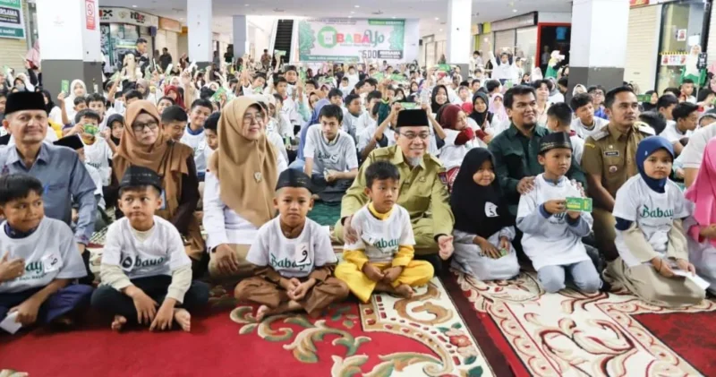 Wakil Wali Kota Padang Maigus Nasir menghadiri program Babayo (Balanjo Baju Rayo) yang digelar Lazis Mitra Ummat Madani Padang di Plaza Andalas, Senin (16/3/2026). (Foto: Prokopim Padang)