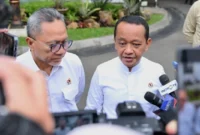 Menteri Energi dan Sumber Daya Mineral Bahlil Lahadalia memberikan keterangan kepada awak media. (Foto: BPMI Setpres)