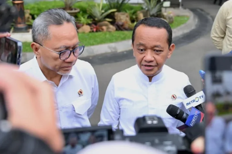 Menteri Energi dan Sumber Daya Mineral Bahlil Lahadalia memberikan keterangan kepada awak media. (Foto: BPMI Setpres)