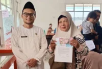 Pemko Padang Panjang menyalurkan Bantuan Sosial Ekonomi (BSE) dan bantuan isi huntara kepada warga terdampak banjir dan tanah longsor yang terjadi pada akhir November 2025. (Foto: Kominfo Padang Panjang)