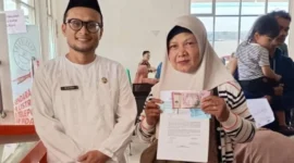 Pemko Padang Panjang menyalurkan Bantuan Sosial Ekonomi (BSE) dan bantuan isi huntara kepada warga terdampak banjir dan tanah longsor yang terjadi pada akhir November 2025. (Foto: Kominfo Padang Panjang)