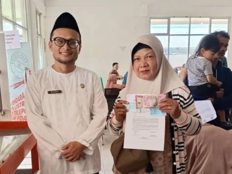 Pemko Padang Panjang menyalurkan Bantuan Sosial Ekonomi (BSE) dan bantuan isi huntara kepada warga terdampak banjir dan tanah longsor yang terjadi pada akhir November 2025. (Foto: Kominfo Padang Panjang)
