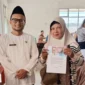 Pemko Padang Panjang menyalurkan Bantuan Sosial Ekonomi (BSE) dan bantuan isi huntara kepada warga terdampak banjir dan tanah longsor yang terjadi pada akhir November 2025. (Foto: Kominfo Padang Panjang)