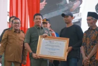Kepala BNPB Letjen TNI Suharyanto menyerahkan dana stimulan secara simbolis kepada korban terdampak bencana hidrometeorologi di Tanah Datar, Selasa (3/3/2026). (Foto: Prokopim Tanah Datar)