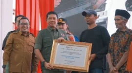 Kepala BNPB Letjen TNI Suharyanto menyerahkan dana stimulan secara simbolis kepada korban terdampak bencana hidrometeorologi di Tanah Datar, Selasa (3/3/2026). (Foto: Prokopim Tanah Datar)