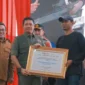 Kepala BNPB Letjen TNI Suharyanto menyerahkan dana stimulan secara simbolis kepada korban terdampak bencana hidrometeorologi di Tanah Datar, Selasa (3/3/2026). (Foto: Prokopim Tanah Datar)