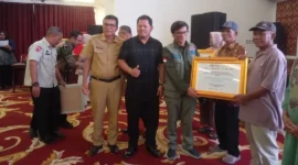 Direktur Rehabilitasi dan Rekonstruksi Infrastruktur BNPB, Afrial Rosya didampingi Ketua DPRD Pessel, Darmansyah dan Asisten I Bidang Pemerintahan dan Kesejahteraan Rakyat, Syahrizal Antoni saat menyerahkan bantuan secara simbolis kepada masyarakat. (Foto: Dok. Niks)