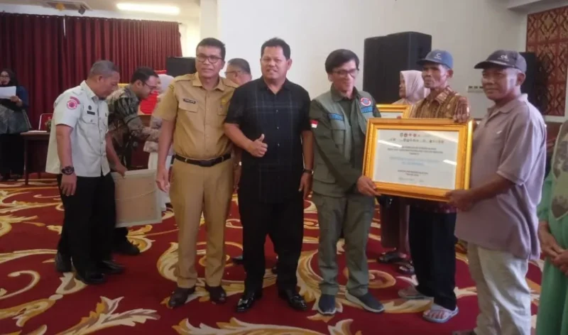 Direktur Rehabilitasi dan Rekonstruksi Infrastruktur BNPB, Afrial Rosya didampingi Ketua DPRD Pessel, Darmansyah dan Asisten I Bidang Pemerintahan dan Kesejahteraan Rakyat, Syahrizal Antoni saat menyerahkan bantuan secara simbolis kepada masyarakat. (Foto: Dok. Niks)