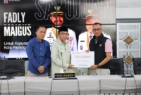 Wakil Wali Kota Padang, Maigus Nasir menerima bantuan Peduli Bencana Sumbar di Palanta Kediaman Resmi Wali Kota Padang, Rabu (18/3/2026). (Foto: Prokopim Padang)