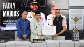 Wakil Wali Kota Padang, Maigus Nasir menerima bantuan Peduli Bencana Sumbar di Palanta Kediaman Resmi Wali Kota Padang, Rabu (18/3/2026). (Foto: Prokopim Padang)