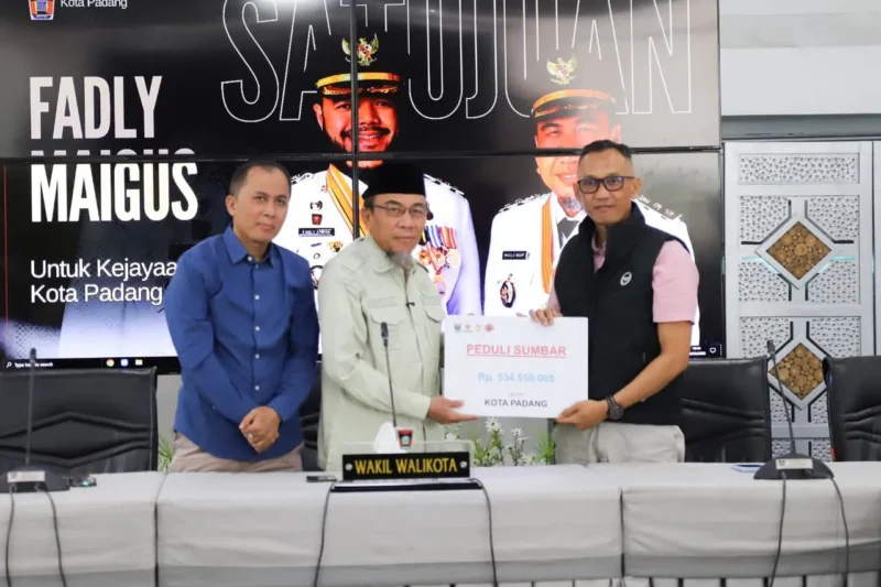 Wakil Wali Kota Padang, Maigus Nasir menerima bantuan Peduli Bencana Sumbar di Palanta Kediaman Resmi Wali Kota Padang, Rabu (18/3/2026). (Foto: Prokopim Padang)