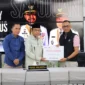 Wakil Wali Kota Padang, Maigus Nasir menerima bantuan Peduli Bencana Sumbar di Palanta Kediaman Resmi Wali Kota Padang, Rabu (18/3/2026). (Foto: Prokopim Padang)