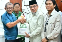 Wakil Wali Kota Padang, Maigus Nasir menyerahkan bantuan pangan Perum Bulog Sumbar di Kelurahan Belakang Pondok, Kecamatan Padang Selatan, Rabu (18/3/2026).