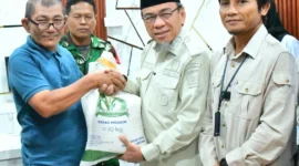Wakil Wali Kota Padang, Maigus Nasir menyerahkan bantuan pangan Perum Bulog Sumbar di Kelurahan Belakang Pondok, Kecamatan Padang Selatan, Rabu (18/3/2026).