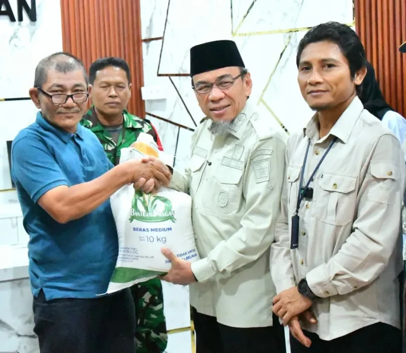 Wakil Wali Kota Padang, Maigus Nasir menyerahkan bantuan pangan Perum Bulog Sumbar di Kelurahan Belakang Pondok, Kecamatan Padang Selatan, Rabu (18/3/2026).