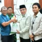 Wakil Wali Kota Padang, Maigus Nasir menyerahkan bantuan pangan Perum Bulog Sumbar di Kelurahan Belakang Pondok, Kecamatan Padang Selatan, Rabu (18/3/2026).