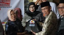 Wakil Wali Kota Padang, Maigus Nasir menyerahkan bantuan paket Lebaran GEBU Minang kepada warga Huntara di Rusunawa, Kecamatan Koto Tangah, Selasa (17/3/2026). (Foto: Prokopim Padang)