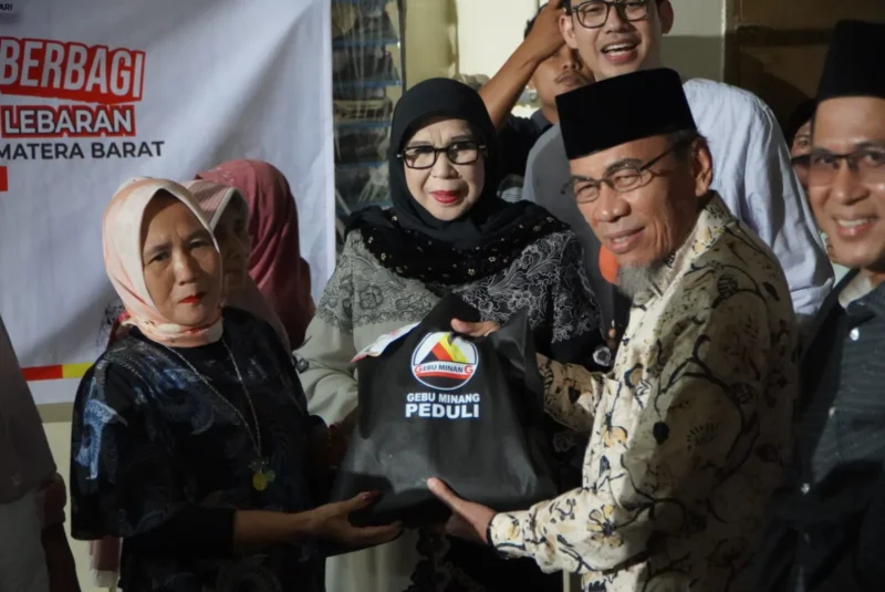 Wakil Wali Kota Padang, Maigus Nasir menyerahkan bantuan paket Lebaran GEBU Minang kepada warga Huntara di Rusunawa, Kecamatan Koto Tangah, Selasa (17/3/2026). (Foto: Prokopim Padang)
