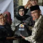 Wakil Wali Kota Padang, Maigus Nasir menyerahkan bantuan paket Lebaran GEBU Minang kepada warga Huntara di Rusunawa, Kecamatan Koto Tangah, Selasa (17/3/2026). (Foto: Prokopim Padang)