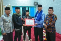 Gubernur Sumbar, Mahyeldi Ansharullah menyerahkan bantuan hibah sebesar Rp25 juta untuk Masjid Nurul Hidayah, Senin (2/3/2026) dini hari. (Foto: ADPSB)