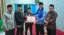 Gubernur Sumbar, Mahyeldi Ansharullah menyerahkan bantuan hibah sebesar Rp25 juta untuk Masjid Nurul Hidayah, Senin (2/3/2026) dini hari. (Foto: ADPSB)