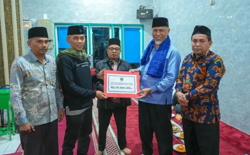 Gubernur Sumbar, Mahyeldi Ansharullah menyerahkan bantuan hibah sebesar Rp25 juta untuk Masjid Nurul Hidayah, Senin (2/3/2026) dini hari. (Foto: ADPSB)