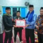 Gubernur Sumbar, Mahyeldi Ansharullah menyerahkan bantuan hibah sebesar Rp25 juta untuk Masjid Nurul Hidayah, Senin (2/3/2026) dini hari. (Foto: ADPSB)