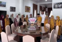 Bupati Tanah Datar Eka Putra menerima bantuan senilai Rp73.022.175 dari kerabat Kesultanan Minangkabau Pagaruyung Darul Qoror dan Bundo Kanduang asal Jambi di Gedung Indojolito, Batusangkar, Minggu (15/3/2026). (Foto: Prokopim Tanah Datar)