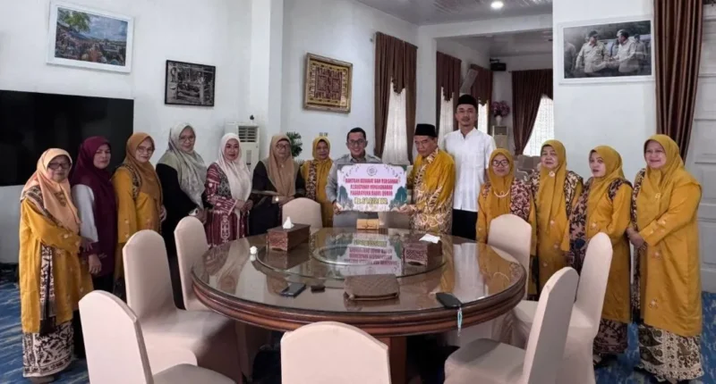 Bupati Tanah Datar Eka Putra menerima bantuan senilai Rp73.022.175 dari kerabat Kesultanan Minangkabau Pagaruyung Darul Qoror dan Bundo Kanduang asal Jambi di Gedung Indojolito, Batusangkar, Minggu (15/3/2026). (Foto: Prokopim Tanah Datar)