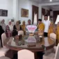 Bupati Tanah Datar Eka Putra menerima bantuan senilai Rp73.022.175 dari kerabat Kesultanan Minangkabau Pagaruyung Darul Qoror dan Bundo Kanduang asal Jambi di Gedung Indojolito, Batusangkar, Minggu (15/3/2026). (Foto: Prokopim Tanah Datar)